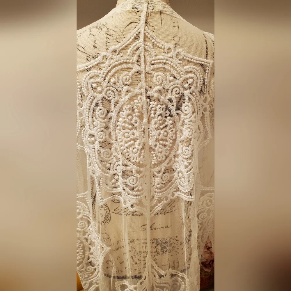 Elegant Cream Lace Kimono Cardigan Size. ML.
